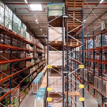 huge-distribution-warehouse-with-high-shelves-ZGFL4ZJ-1024x491 ankara raf sistemleri ankara raf